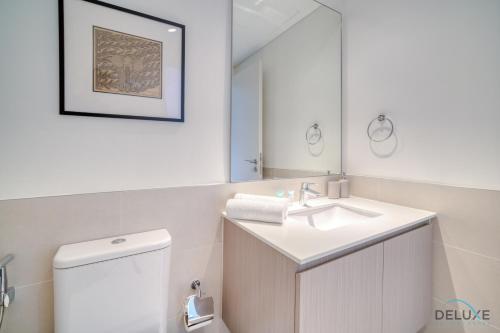 Koupelna v ubytování Graceful 1BR at Park Heights Dubai Hills MBR City by Deluxe Holiday Homes