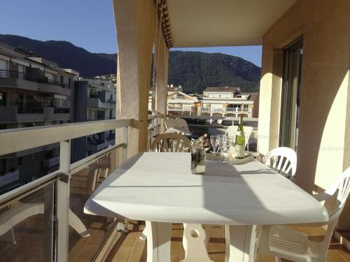 Photo de la galerie de l'établissement Bel Apt T2 Climatisé 40 m² avec Terrasse, Proche Plages, Garage, Cavalaire-sur-Mer - FR-1-100-123, à Cavalaire-sur-Mer