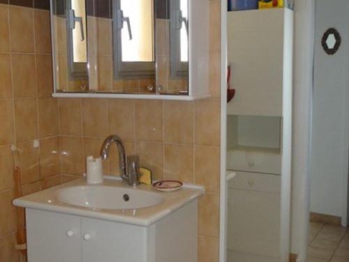 Photo de la galerie de l'établissement Bel Apt T2 Climatisé 40 m² avec Terrasse, Proche Plages, Garage, Cavalaire-sur-Mer - FR-1-100-123, à Cavalaire-sur-Mer