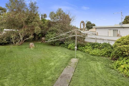 a yard with a pole in the grass at Low in Apollo Bay