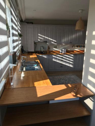 Majoituspaikan Large private villa keittiö tai keittotila