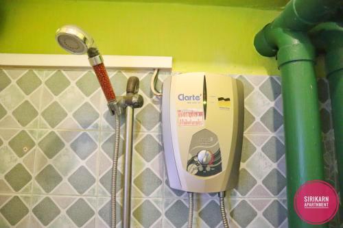 Bilik mandi di Sirikarn Apartment