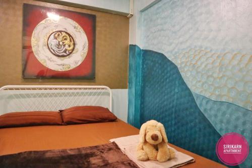 מיטה או מיטות בחדר ב-Sirikarn Apartment