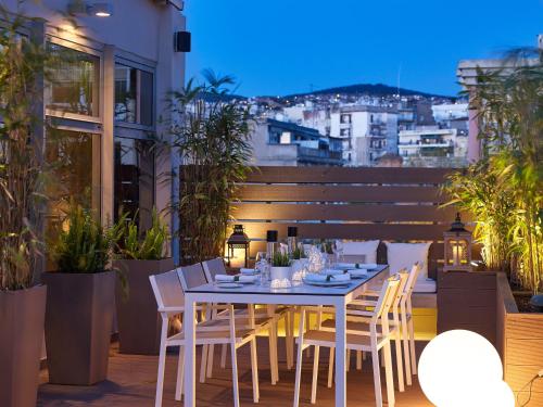 uma mesa e cadeiras numa varanda com vista para a cidade em Anatolia Hotel em Tessalônica