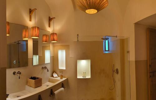 A bathroom at Riad Jardin Des Sens & Spa