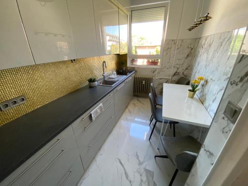 A kitchen or kitchenette at Lonyay Street Apartment