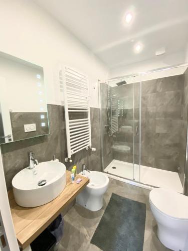 y baño con lavabo, aseo y ducha. en [Udine Centro] • NEW • Appartamento Moderno, en Udine