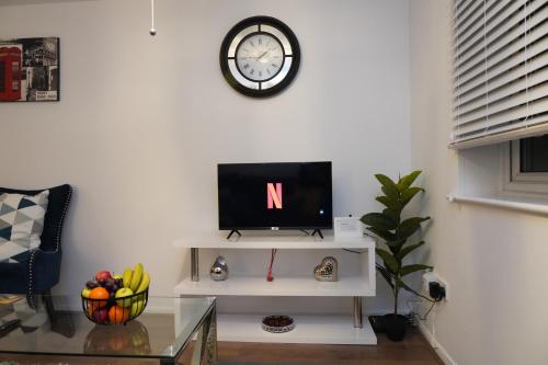 Una televisión o centro de entretenimiento en 2BedRm-4guests-Parking-NearStation