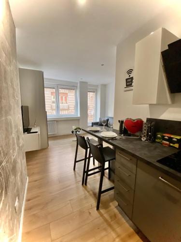 cocina con mesa y sillas en una habitación en [Udine Centro] • NEW • Appartamento Moderno, en Udine