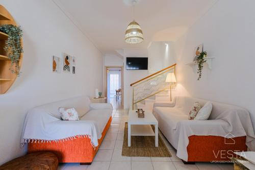 salon z 2 białymi kanapami i stołem w obiekcie Waterlily 3-bedroom Maisonette, 75m to sandy beach w mieście Skála Nikíta