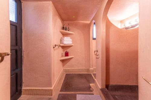 een badkamer met een hal met een deur en planken bij Riad Espoir, Riad de charme en exclusivité dans la médina de Marrakech in Marrakesh