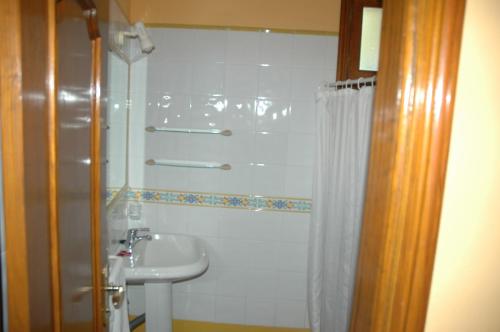 y baño con ducha y lavamanos. en Hotel Jardín Concha, en Valle Gran Rey