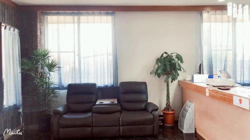 a waiting room with two chairs and a couch at ホテルルネサンス土浦 in Tsuchiura