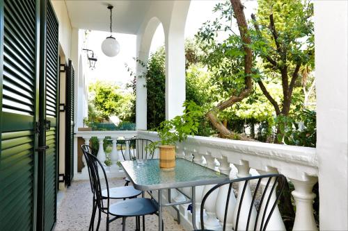 an outdoor patio with a table and chairs at Terranova beach apartment -Rose in Ýpsos