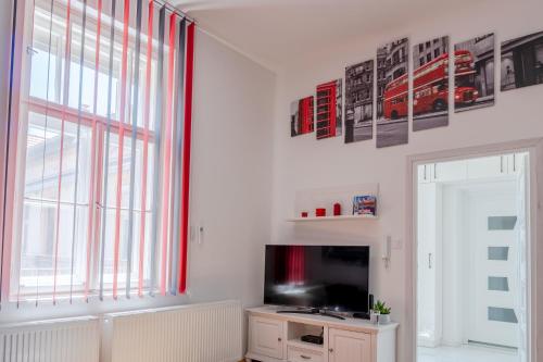 a living room with a tv and a window at Biztos Kuckó in Szeged