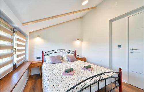 Postel nebo postele na pokoji v ubytování Cozy Home In Vrhi Pregradski With Sauna