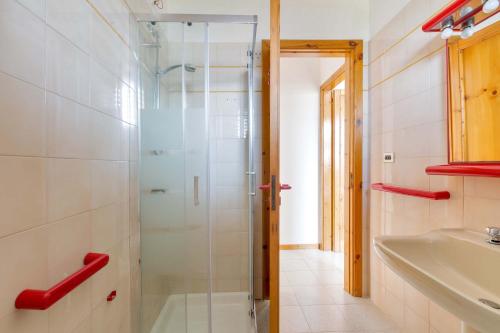 ein Badezimmer mit Glasdusche und Waschbecken in der Unterkunft Villino Pepe Rosa by BarbarHouse in Torre dell'Orso