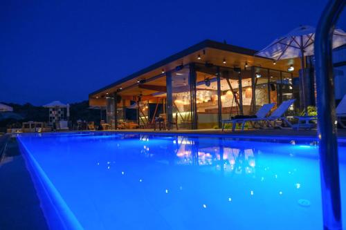 una piscina di fronte a una casa di notte di Birdcage 33 Hotel - Adult Only a Yalıkavak