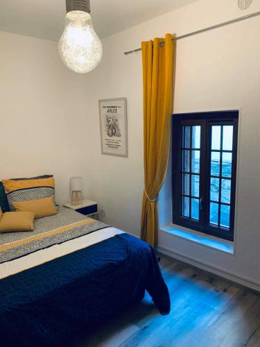 a bedroom with a bed and a window at Sur les quais... in Arles