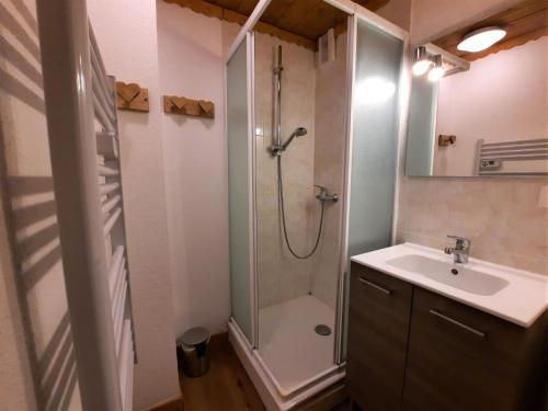 La salle de bains est pourvue d'une douche et d'un lavabo. dans l'établissement Appartement Les Menuires, 4 pièces, 8 personnes - FR-1-452-79, aux Menuires