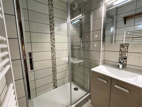 une salle de bain avec douche et lavabo dans l'établissement Appartement 3 pièces 8 pers, balcon sud-ouest, ski aux pieds, animaux acceptés, Les Ménuires - FR-1-452-90, aux Menuires