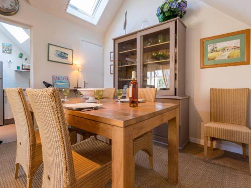 une salle à manger avec une table et des chaises en bois dans l'établissement Appartement duplex 55m² à Carnac - 4 pers, WiFi, proche plage et Thalasso, parking inclus - FR-1-477-35, à Carnac