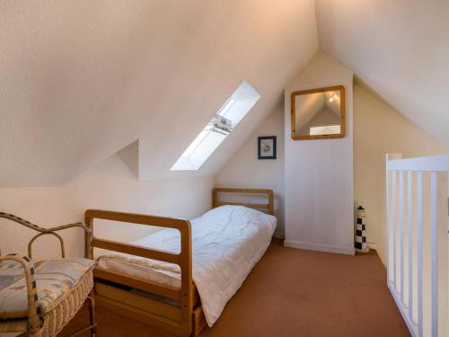- une chambre mansardée avec un lit et une lucarne dans l'établissement Appartement duplex 55m² à Carnac - 4 pers, WiFi, proche plage et Thalasso, parking inclus - FR-1-477-35, à Carnac