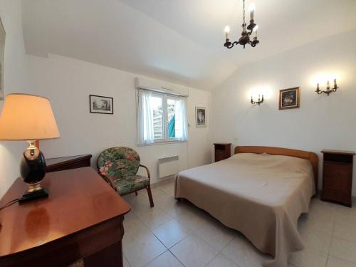 1 dormitorio con cama, escritorio y silla en Villa Carnac, 2 pièces, 2 personnes - FR-1-477-97, en Carnac