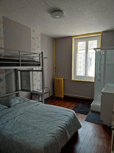 sypialnia z łóżkiem piętrowym i oknem w obiekcie L'HotenTyka w mieście Saint-Senoch