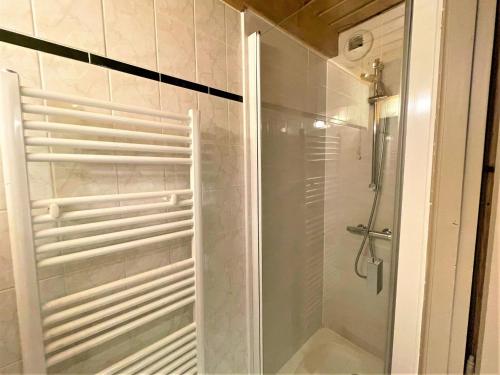 une douche avec une porte vitrée dans une salle de bain dans l'établissement Appartement duplex 8 pers. avec balcon Sud-Ouest, proche pistes et commerces, 4 chambres, 65m² - FR-1-452-94, aux Menuires