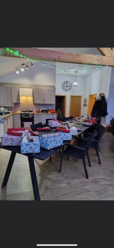Gallery image of King Richard's Luxury Lodge - Sleeps up to 8, Dog Friendly, Near Sherwood Forest at Fairview Farm in Nottingham set in 88 acres and great for Groups, Family Gatherings & Corporate events in Nottingham
