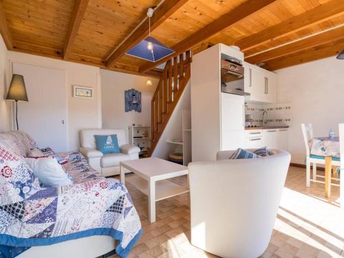 un salon avec un lit et une cuisine dans l'établissement Maison de charme à Carnac, 2 pièces, 45m², WiFi, proche plage et commerces - FR-1-477-106, à Carnac