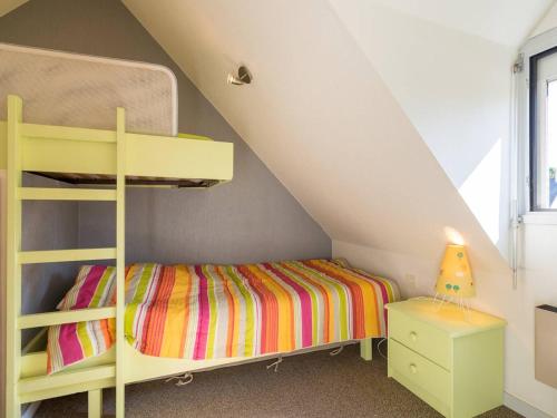 - une chambre pour enfants avec des lits superposés et une échelle dans l'établissement Maison de charme à Carnac, 2 pièces, 45m², WiFi, proche plage et commerces - FR-1-477-106, à Carnac