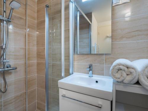 une salle de bain avec un lavabo et une douche dans l'établissement Maison de charme à Carnac, 2 pièces, 45m², WiFi, proche plage et commerces - FR-1-477-106, à Carnac