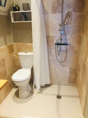 Bilik mandi di Casa Cessenon