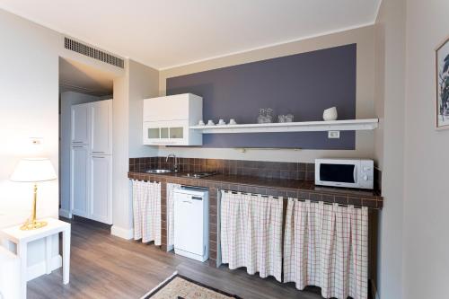 a kitchen with a counter top with a microwave at Borgo Le Terrazze in Bellagio