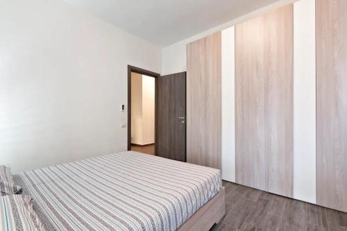 ガリポリにあるNettaのベッドルーム1室(ベッド1台付)、木製キャビネットが備わります。
