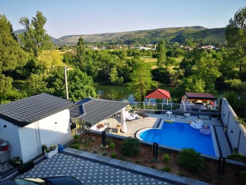 een luchtzicht op een huis met een zwembad bij Villa Denis in Mostar