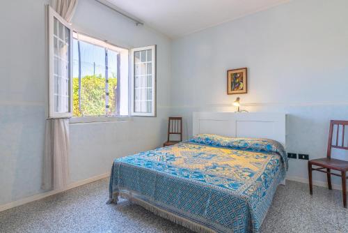um quarto com uma cama e uma janela em Villa Alexandra em Belvedere