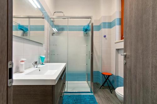 ガリポリにあるNettaのバスルーム(シンク、シャワー、トイレ付)