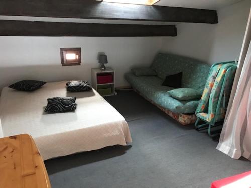 une chambre avec un lit et un canapé dans l'établissement Marins 305, à Saint-Cyprien