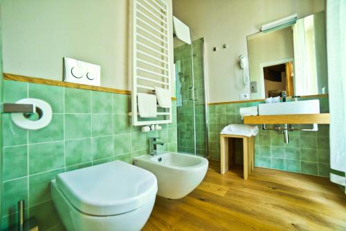 een badkamer met een toilet en een wastafel bij FORESTERIA DEL GAVI in  Tassarolo