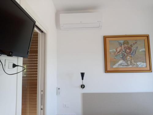 A television and/or entertainment centre at Il Respiro del Mare