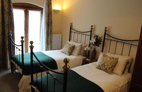 Säng eller sängar i ett rum på Holly Lodge Country Guest House