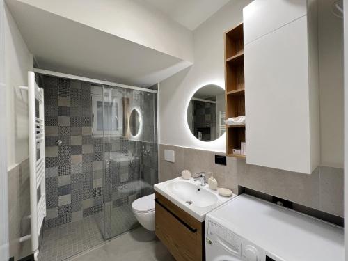 ティラナにあるDolce far niente Apartmentのバスルーム(洗面台、トイレ、シャワー付)