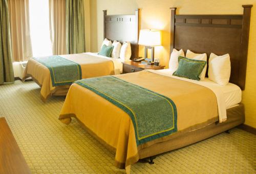 Postel nebo postele na pokoji v ubytování Little Missouri Inn & Suites New Town