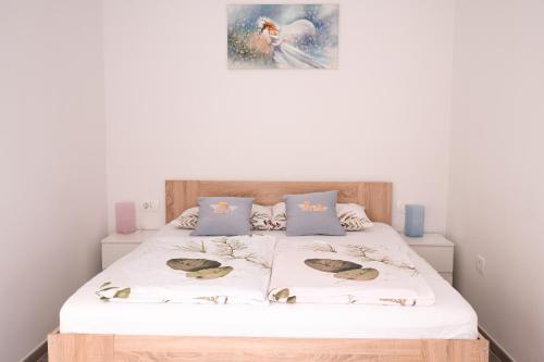 - une chambre dotée d'un lit avec une photo sur le mur dans l'établissement Apartment Ovcica with terrace in Izola, à Izola