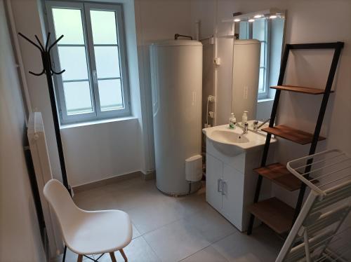 een witte badkamer met een wastafel en een stoel bij O'Couvent - Appartement 125 m2 - 5 chambres - A524 in Salins-les-Bains