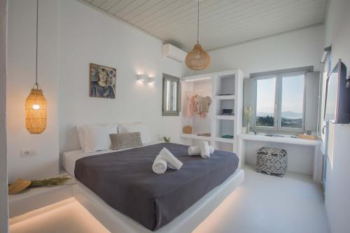 Villa Ada Mykonos tesisinde bir odada yatak veya yataklar