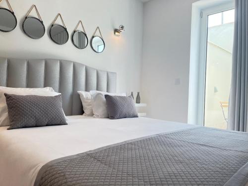 a bedroom with a large bed with mirrors on the wall at Villarit Porto in Gondomar